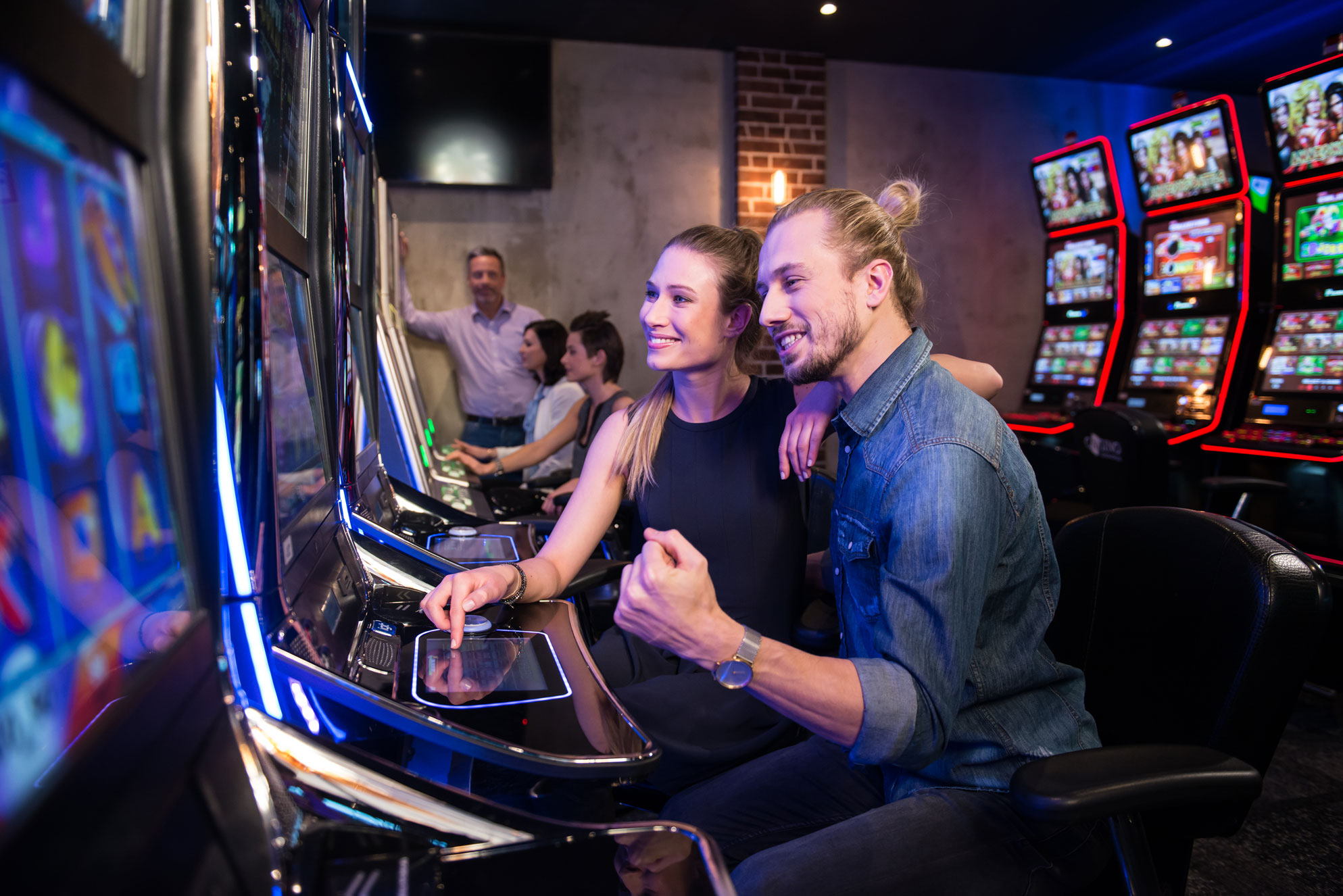 Ein Pärchen hat Freude an einer Slot Machine